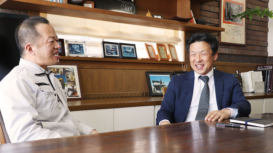 太田真司代表取締役（写真右）と総務部CS課の村田光史チーフ（写真左）